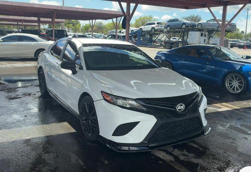 Super White 2018 Toyota Camry SE