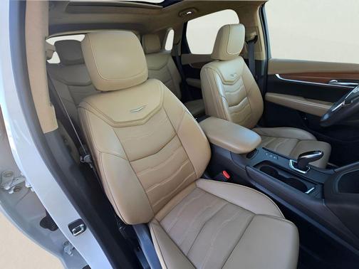 Crystal White Tricoat 2017 Cadillac XT5 Platinum