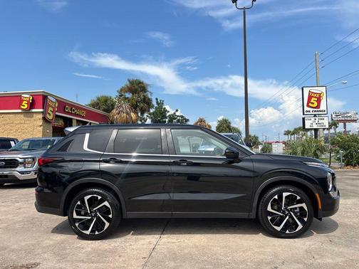 Black 2022 Mitsubishi Outlander ES S-AWC