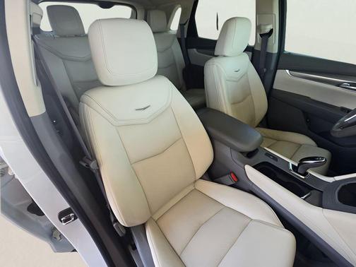 Crystal White Tricoat 2017 Cadillac XT5 Luxury