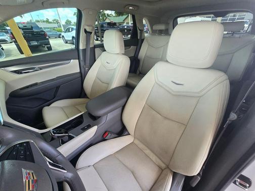 Crystal White Tricoat 2017 Cadillac XT5 Luxury