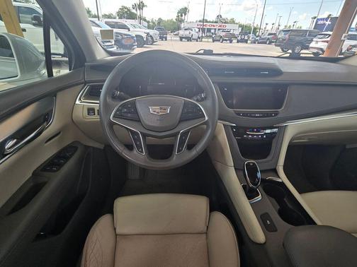 Crystal White Tricoat 2017 Cadillac XT5 Luxury