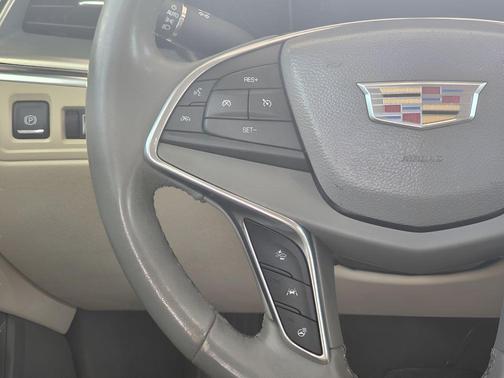 Crystal White Tricoat 2017 Cadillac XT5 Luxury