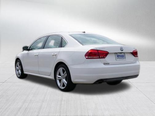Candy White 2014 Volkswagen Passat 1.8T Auto SE w/Sunroof & Nav