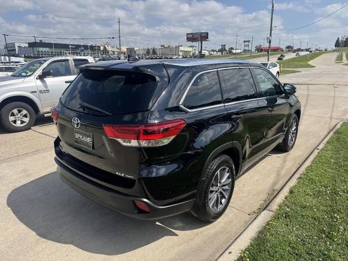 Midnight Black Metallic 2018 Toyota Highlander XLE