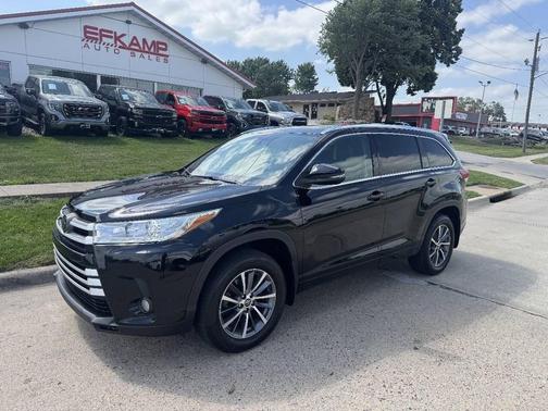 Midnight Black Metallic 2018 Toyota Highlander XLE