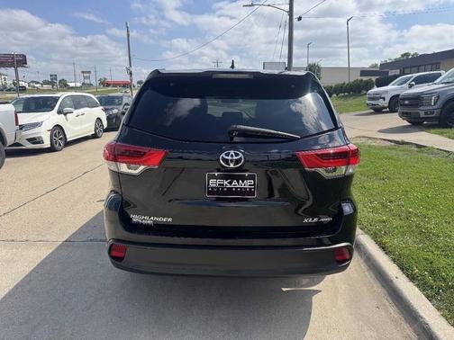 Midnight Black Metallic 2018 Toyota Highlander XLE