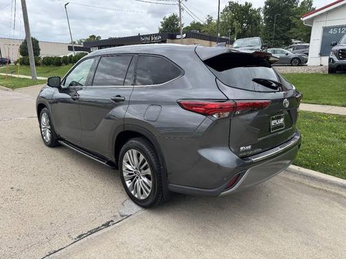Magnetic Gray Metallic 2023 Toyota Highlander Platinum AWD 4dr SUV
