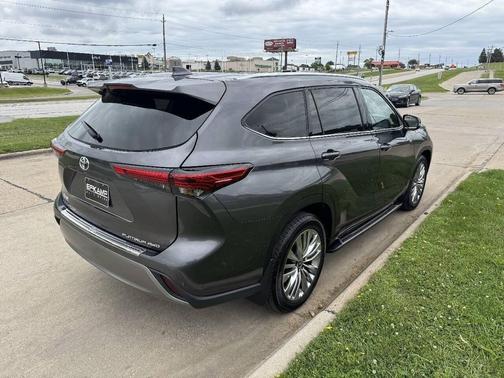 Magnetic Gray Metallic 2023 Toyota Highlander Platinum AWD 4dr SUV