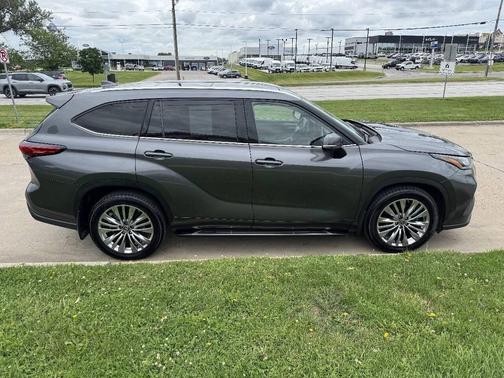 Magnetic Gray Metallic 2023 Toyota Highlander Platinum AWD 4dr SUV