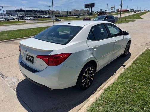 Super White 2018 Toyota Corolla XSE