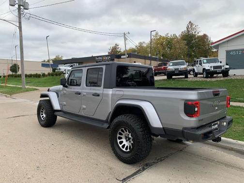 Photo 3 of 29 of 2020 Jeep Gladiator Overland