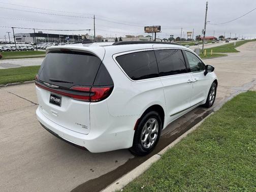 Bright White Clear Coat 2023 Chrysler Pacifica Limited