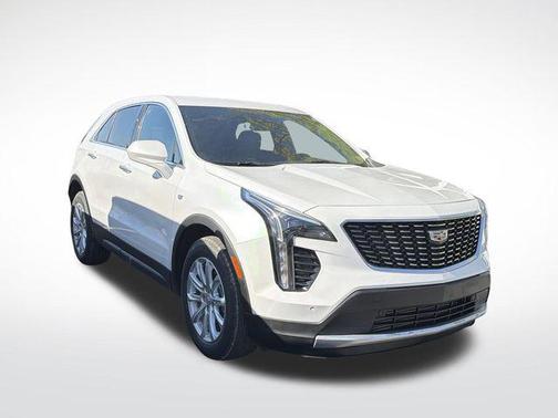 Crystal White Tricoat 2022 Cadillac XT4 Luxury
