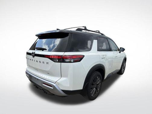 Pearl White Tricoat/Super Black 2024 Nissan Pathfinder SL FWD