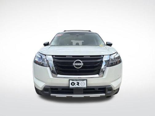 Pearl White Tricoat/Super Black 2024 Nissan Pathfinder SL FWD
