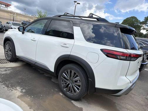 Pearl White Tricoat/Super Black 2024 Nissan Pathfinder SL FWD