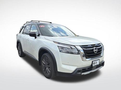 Pearl White Tricoat/Super Black 2024 Nissan Pathfinder SL FWD