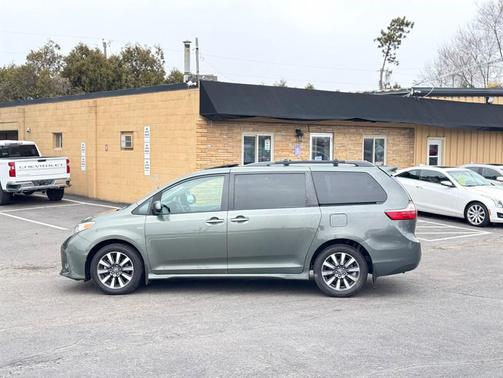 2020 Toyota Sienna XLE