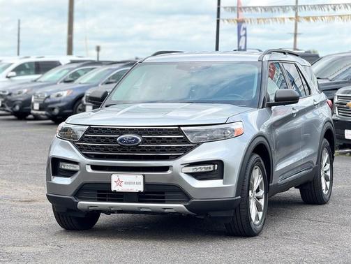 Iconic Silver Metallic 2021 Ford Explorer XLT