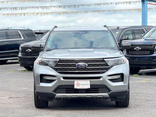 Iconic Silver Metallic 2021 Ford Explorer XLT