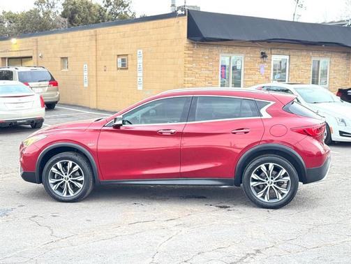 2017 INFINITI QX30 Premium
