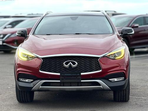 2017 INFINITI QX30 Premium