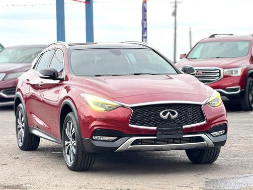 2017 INFINITI QX30 Premium