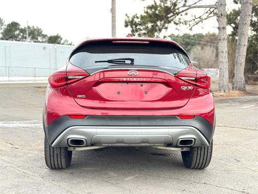 2017 INFINITI QX30 Premium