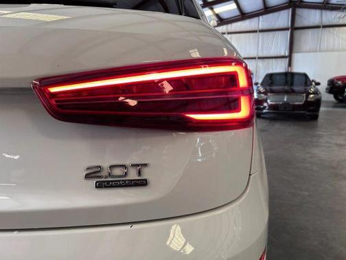 Cortina White 2018 Audi Q3 2.0T Sport Premium