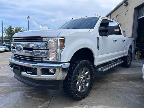 White 2019 Ford F-250 Lariat
