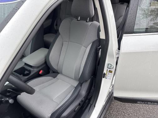 Crystal White Pearl 2025 Subaru Outback Premium