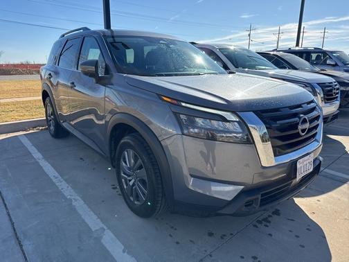 2024 Nissan Pathfinder SV