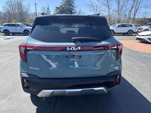 Blue / Black 2026 Kia Seltos S