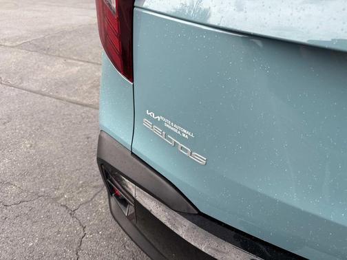 Blue / Black 2024 Kia Seltos S