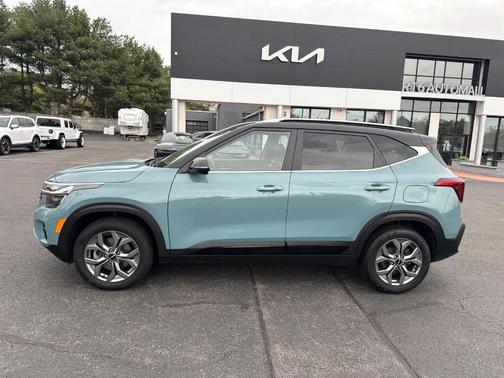 Blue / Black 2024 Kia Seltos S