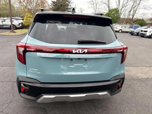 Blue / Black 2024 Kia Seltos S