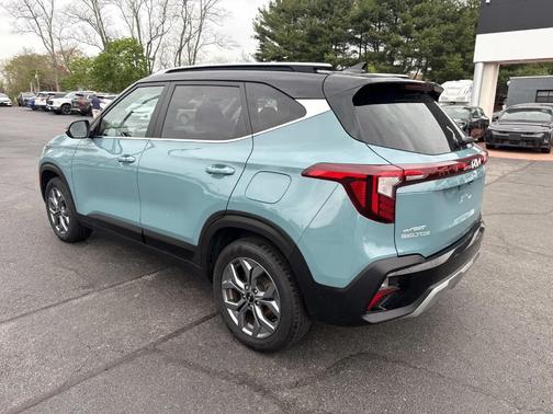 Blue / Black 2024 Kia Seltos S