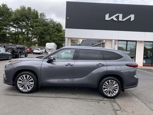 Magnetic Gray Metallic 2024 Toyota Highlander Platinum