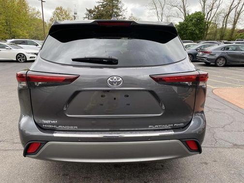 Magnetic Gray Metallic 2024 Toyota Highlander Platinum