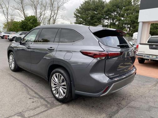 Magnetic Gray Metallic 2024 Toyota Highlander Platinum