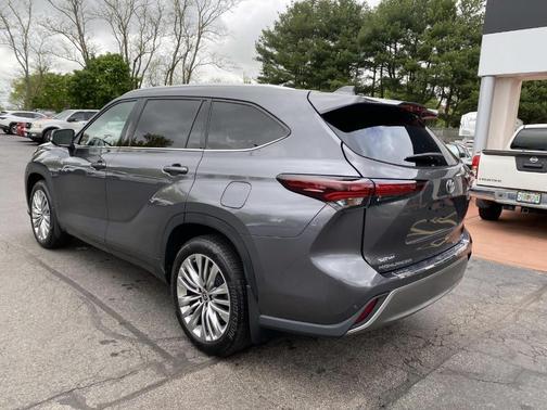 Magnetic Gray Metallic 2024 Toyota Highlander Platinum