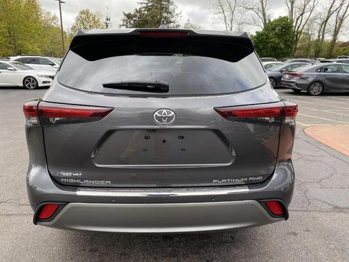Magnetic Gray Metallic 2024 Toyota Highlander Platinum