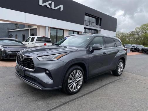 Magnetic Gray Metallic 2024 Toyota Highlander Platinum