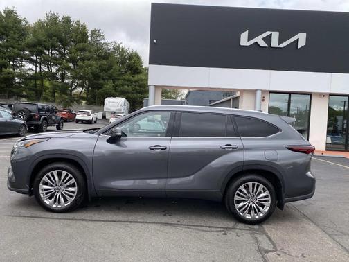 Magnetic Gray Metallic 2024 Toyota Highlander Platinum