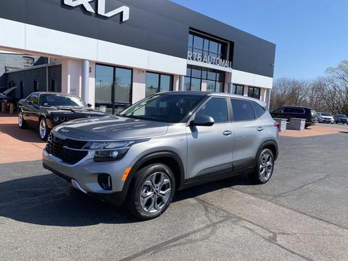 Steel Gray 2024 Kia Seltos LX