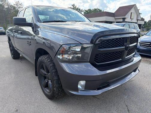 Diamond Black Crystal Pearlcoat 2021 RAM 1500 Classic Express
