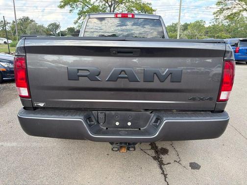 Diamond Black Crystal Pearlcoat 2021 RAM 1500 Classic Express