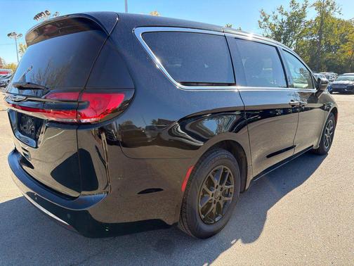 Diamond Black Crystal Pearlcoat 2024 Chrysler Pacifica Touring