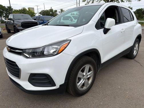 Summit White 2022 Chevrolet Trax LS